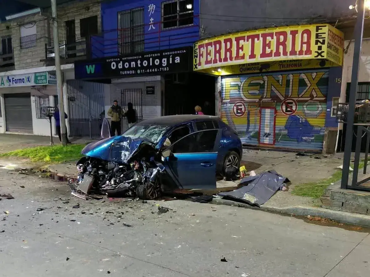 Tragedia en Quilmes: impactante video muestra el momento en que una joven perdió el control, chocó y murió
