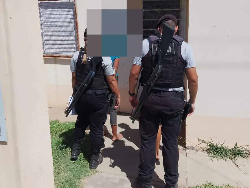 Los atraparon vendiendo productos que serían robados y terminaron detenidos