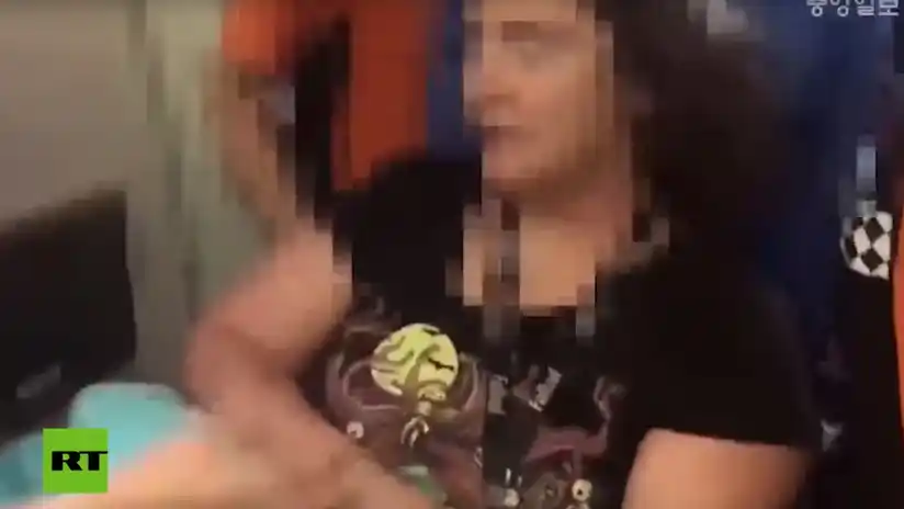 Una pasajera enloquece cuando la sacan de un asiento en “primera” y la llevan a su lugar