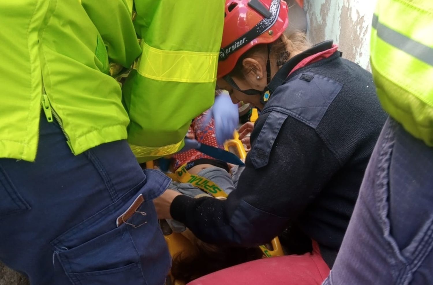 Rescatan a una nena de 3 años tras el derrumbe de un PH