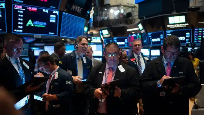 ¿Se viene un martes negro? El dólar recupera terreno, sube el oro y caen las bolsas