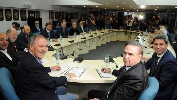 Gobernadores del PJ solicitan a Macri más recursos para las provincias
