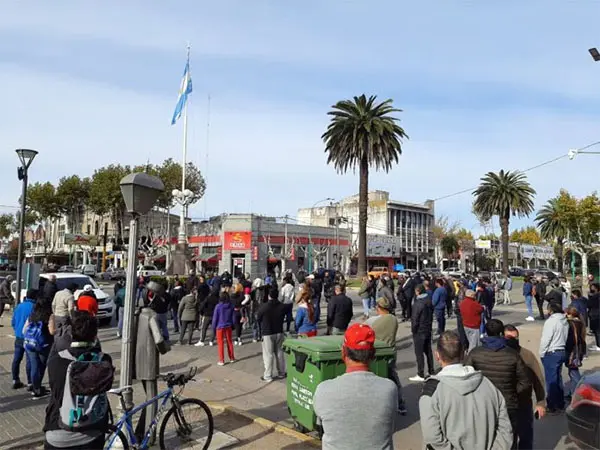 Bolívar: Protestas en la casa del intendente y amenazas de ignorar restricciones
