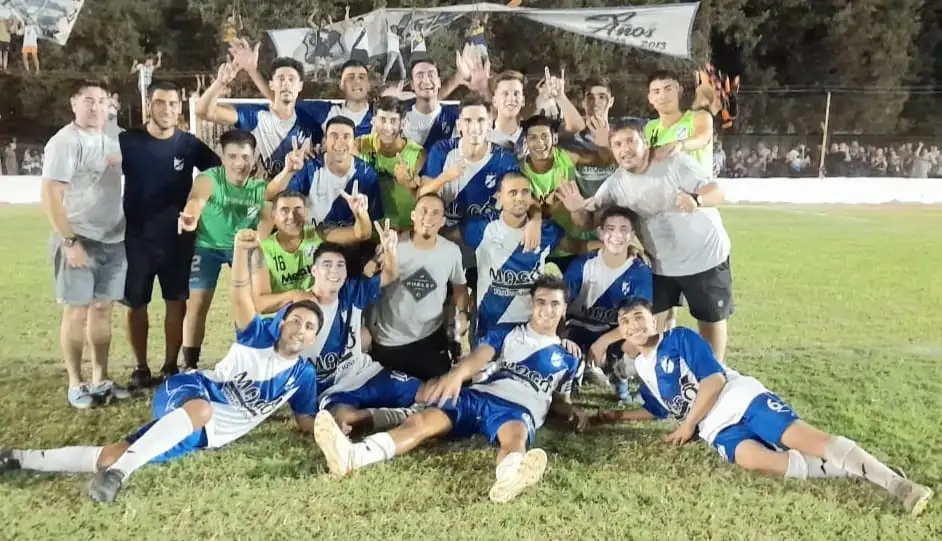 El festejo de Libertad tras la obtención del torneo nocturno al superar a Gualeguay Central por 2-1. Fue una verdadera fiesta del fútbol gualeguayense.