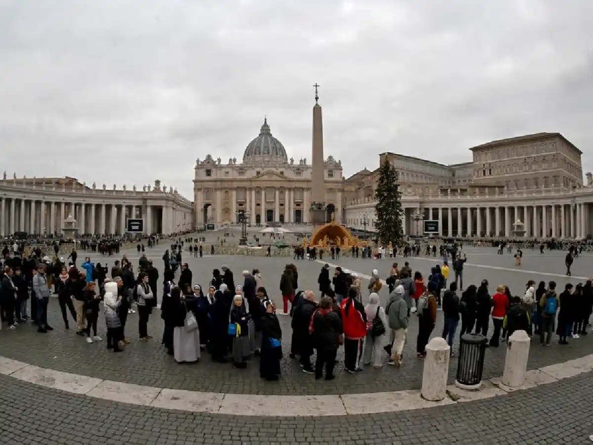 Una multitud de fieles le rindieron homenaje a Benedicto XVI
