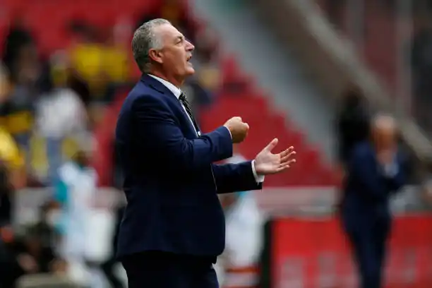 Gustavo Alfaro busca un reemplazo para Valencia