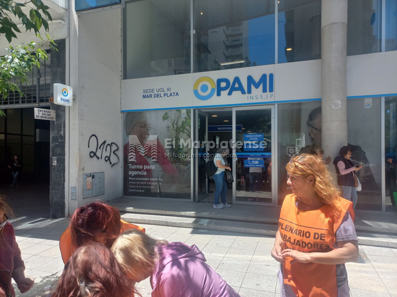 Jubilados se manifestaron por el corte de cobertura total de los medicamentos en PAMI