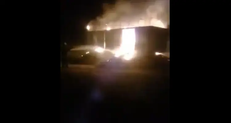 [Video] En pocos minutos, Bomberos Voluntarios sofocó un incendio en un acoplado