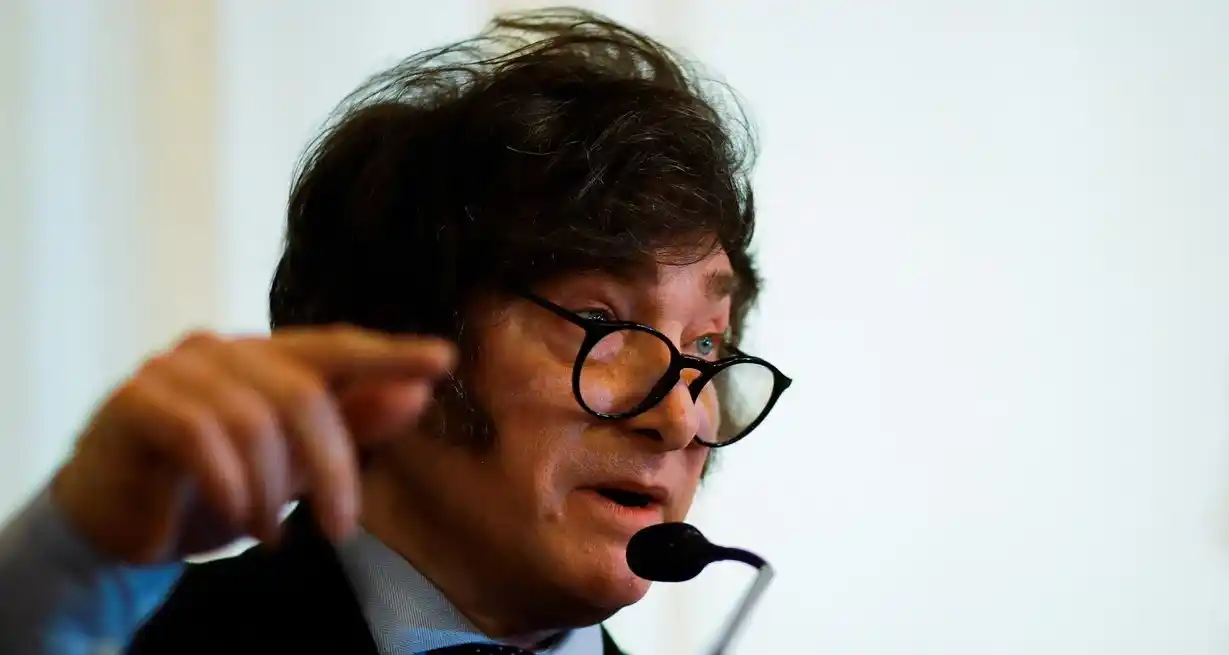 El referente de la Libertad Avanza, cuestionado desde el Reino Unido.