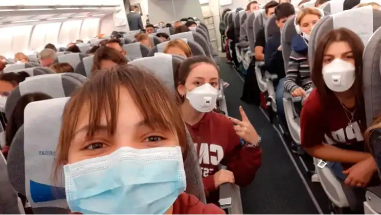 Tuvieron que volver de Italia donde estaban haciendo una beca y sus padres decidieron que cumplieran la cuarentena juntos