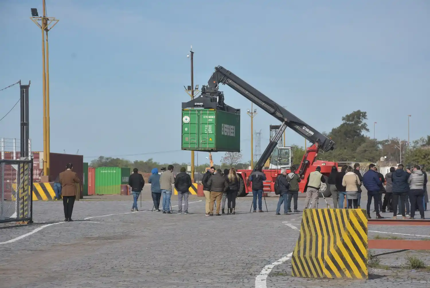 Puerto de Santa Fe: con la incorporación de una grúa especial, continúan las obras
