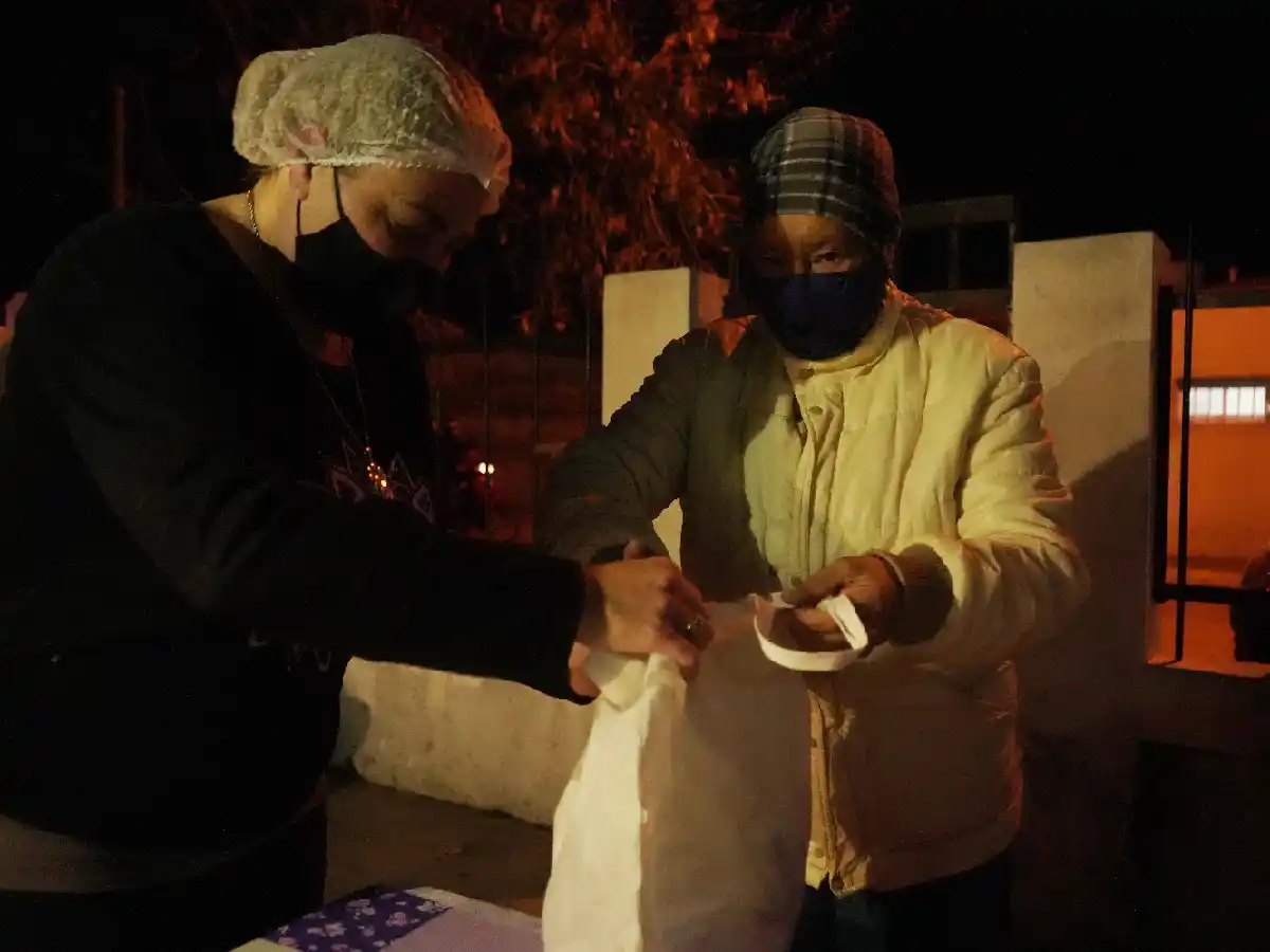 Un grupo entrega viandas y contención a los adultos mayores en pandemia 