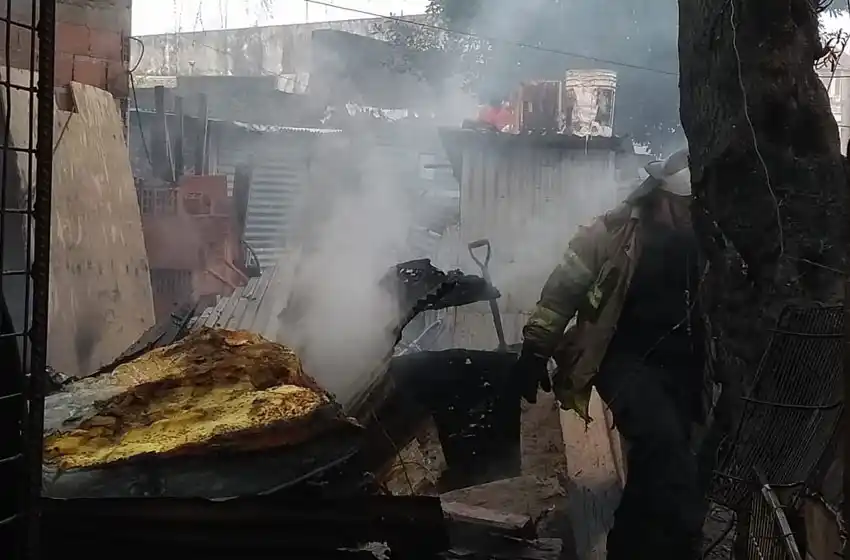 Incendio y destrucción total en una vivienda de Villa Lourdes
