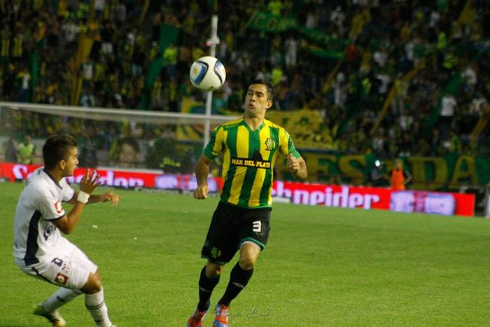 Franco Canever llevando la pelota con el pecho ante Quilmes. (Foto: Sergio Biale)