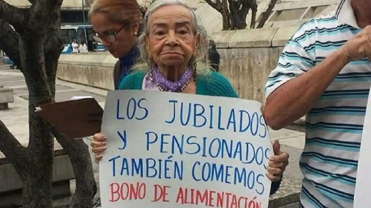 ECONOMISTAS LO EXPLICAN CON MANZANITAS: Maduro firmó el acta de defunción del salario en Venezuela