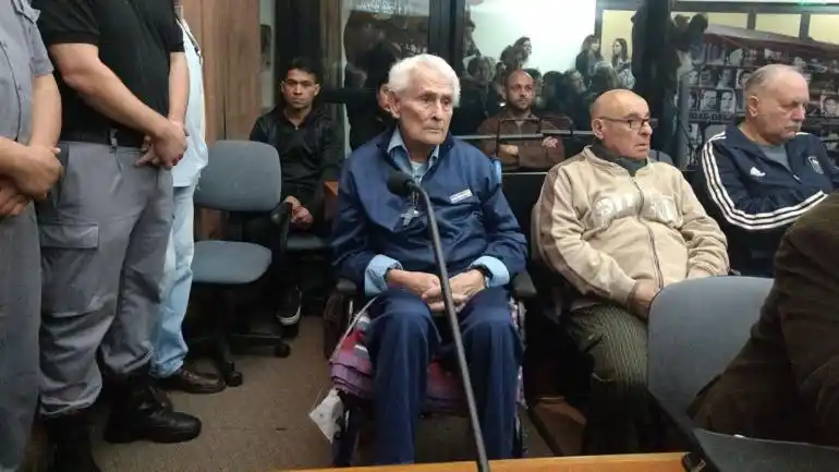 Se desnudó en el juicio a Etchecolatz para pedir por la aparición de sus padres
