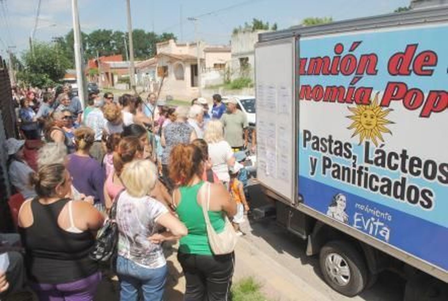 Con precios accesibles y sorteos,  vuelve el camión de la economía popular a Tandil