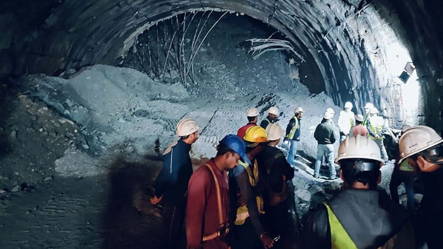 Las excavadoras continúan retirando escombros desde el domingo en el lugar del accidente.