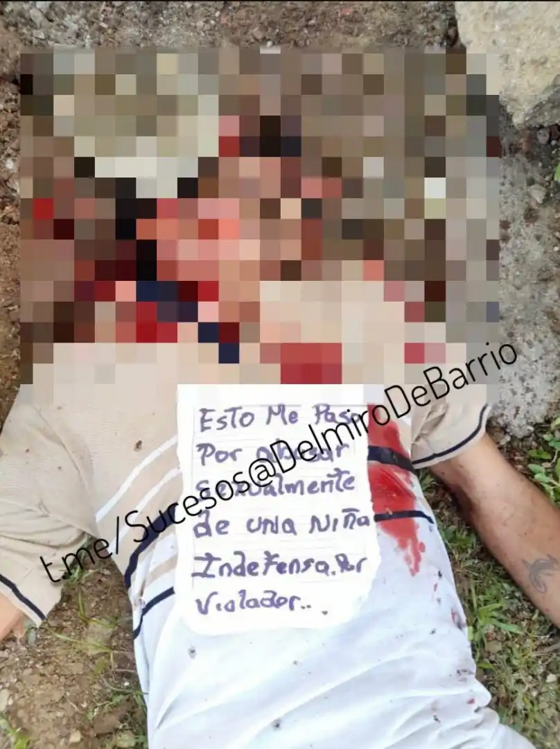 «POR VIOLADOR»: hallan cadáver de hombre con un cartel en el pecho