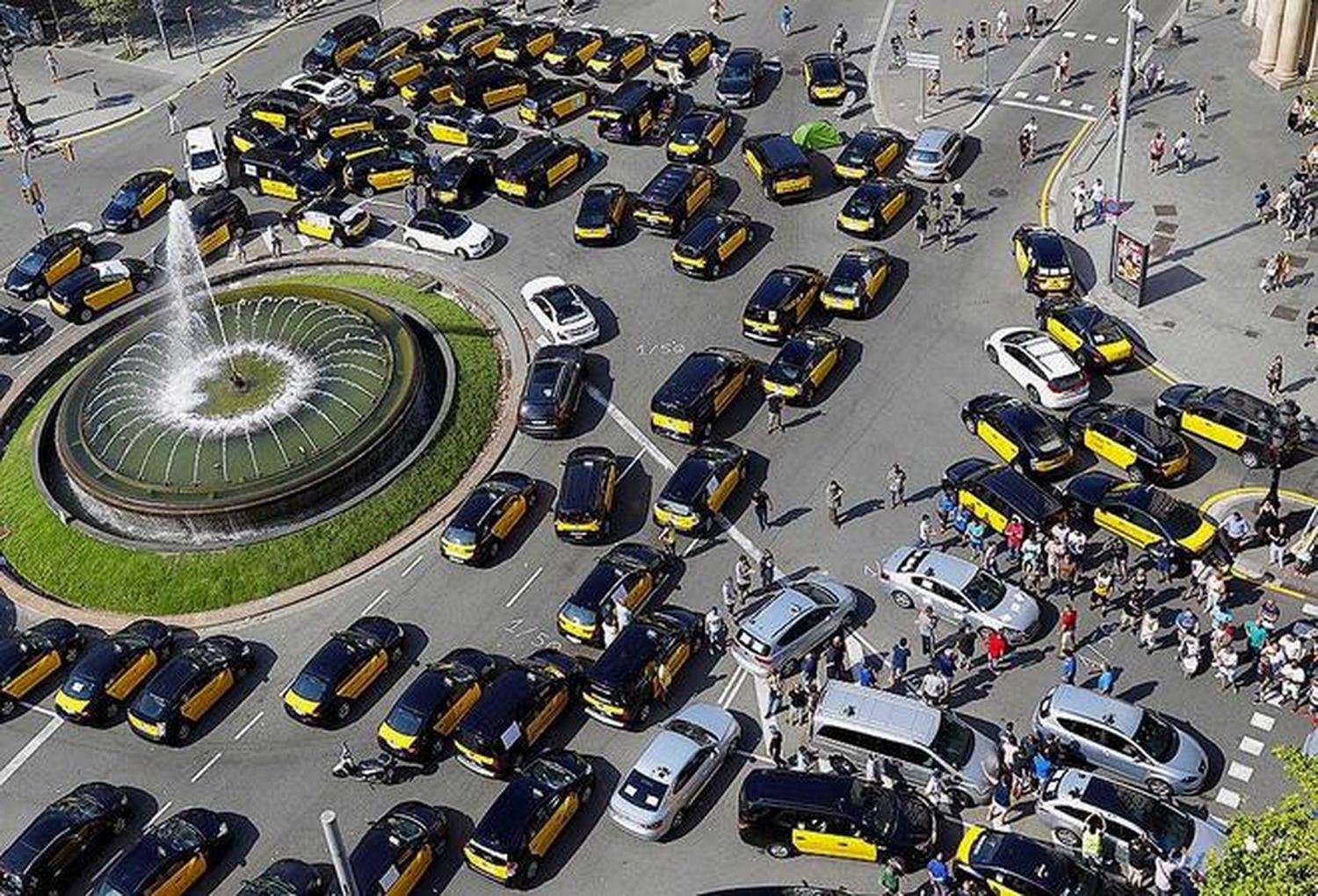 Barcelona: protesta de taxistas contra Uber y Cabify