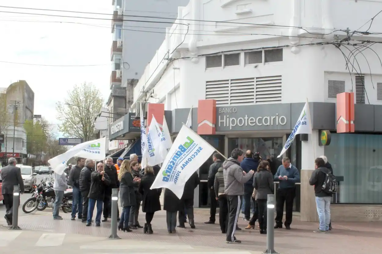 Junín: Empleados del Procrear denuncian despidos encubiertos