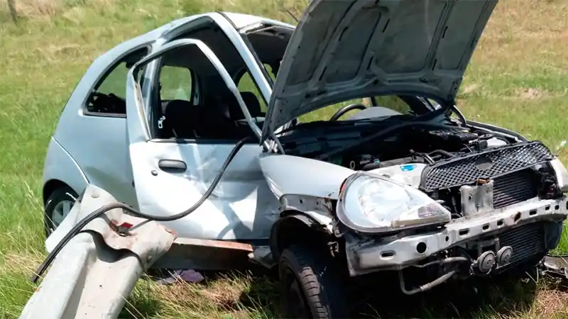 Joven de 20 años impactó contra el guardarrail y fue trasladado al Hospital Centenario  