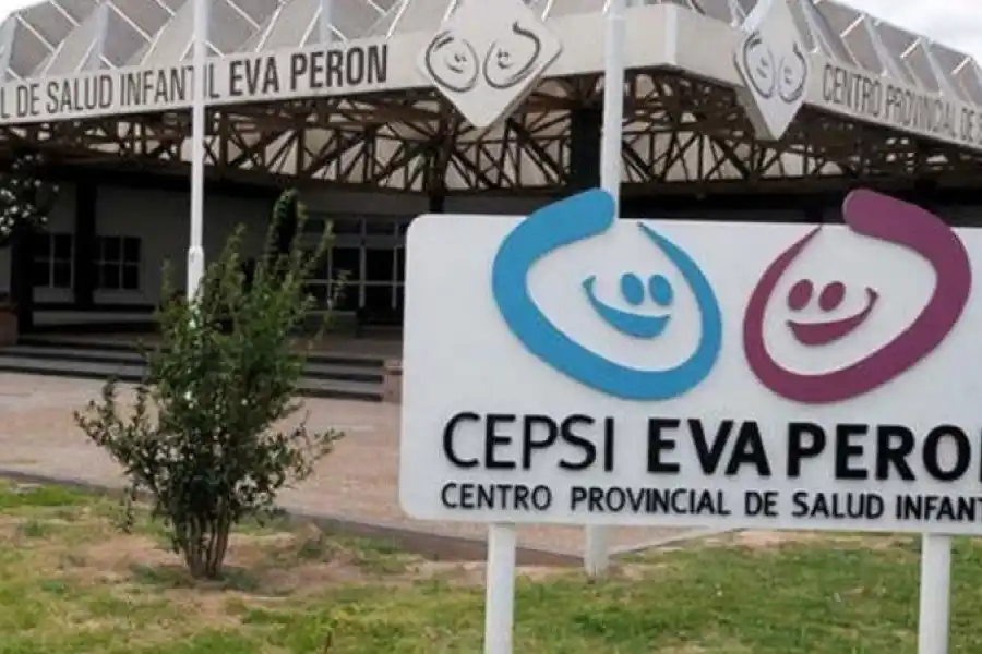 Un bebé sufrió graves quemaduras cuando tiró del cable de una pava eléctrica desde su cochecito