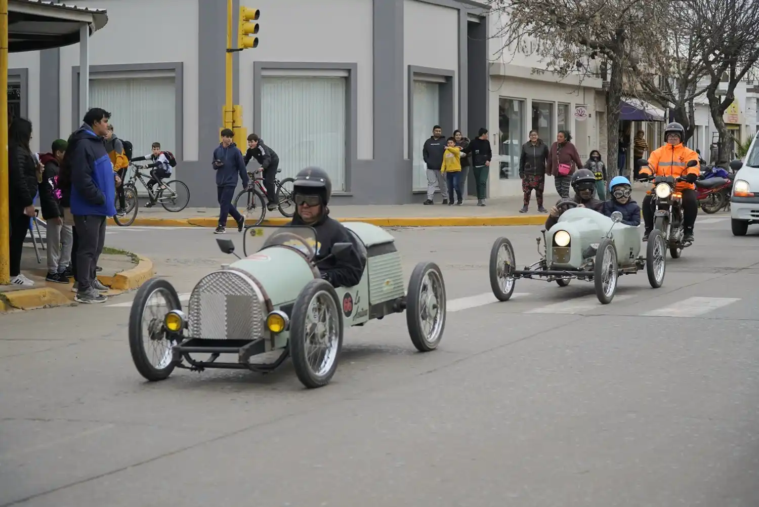 Firmat vivió un fin de semana atípico en sus calles con las presencias de estos autos