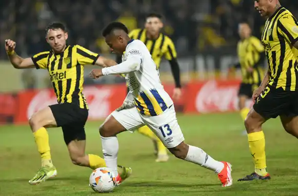 Central cayó 2-1 ante Peñarol y se despidió de la Copa Libertadores