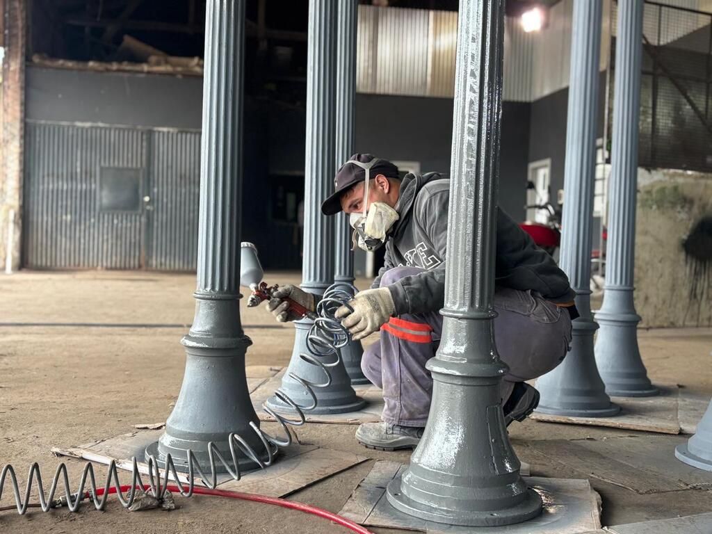 Restauran columnas históricas de la Plaza 25 de Mayo