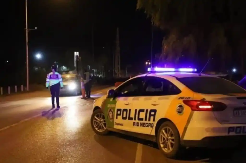 Arrojó a su hija a la ruta