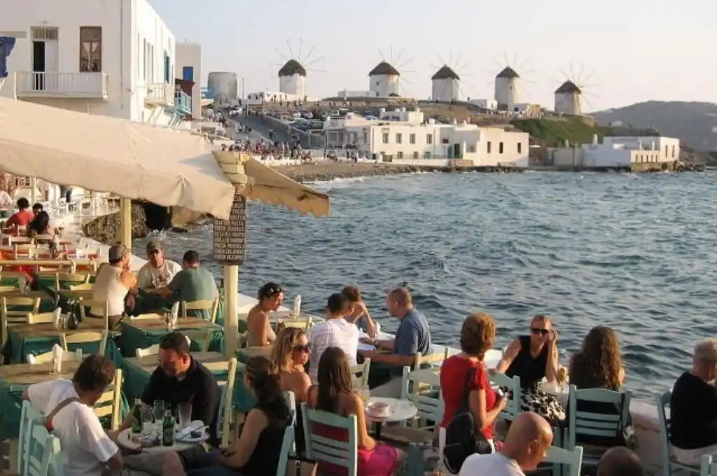 Grecia creará espacios exclusivos para personas vacunadas