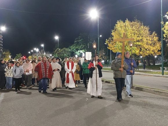 Se realizó el Vía Crucis en la Plaza San Martín