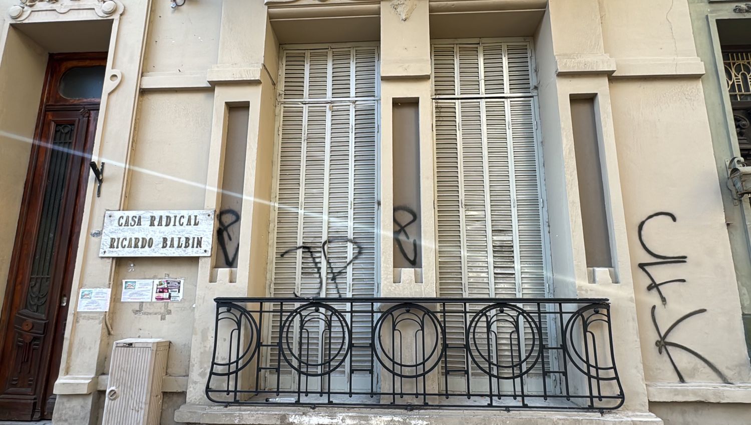 La Casa Ricardo Balbín con pintadas.