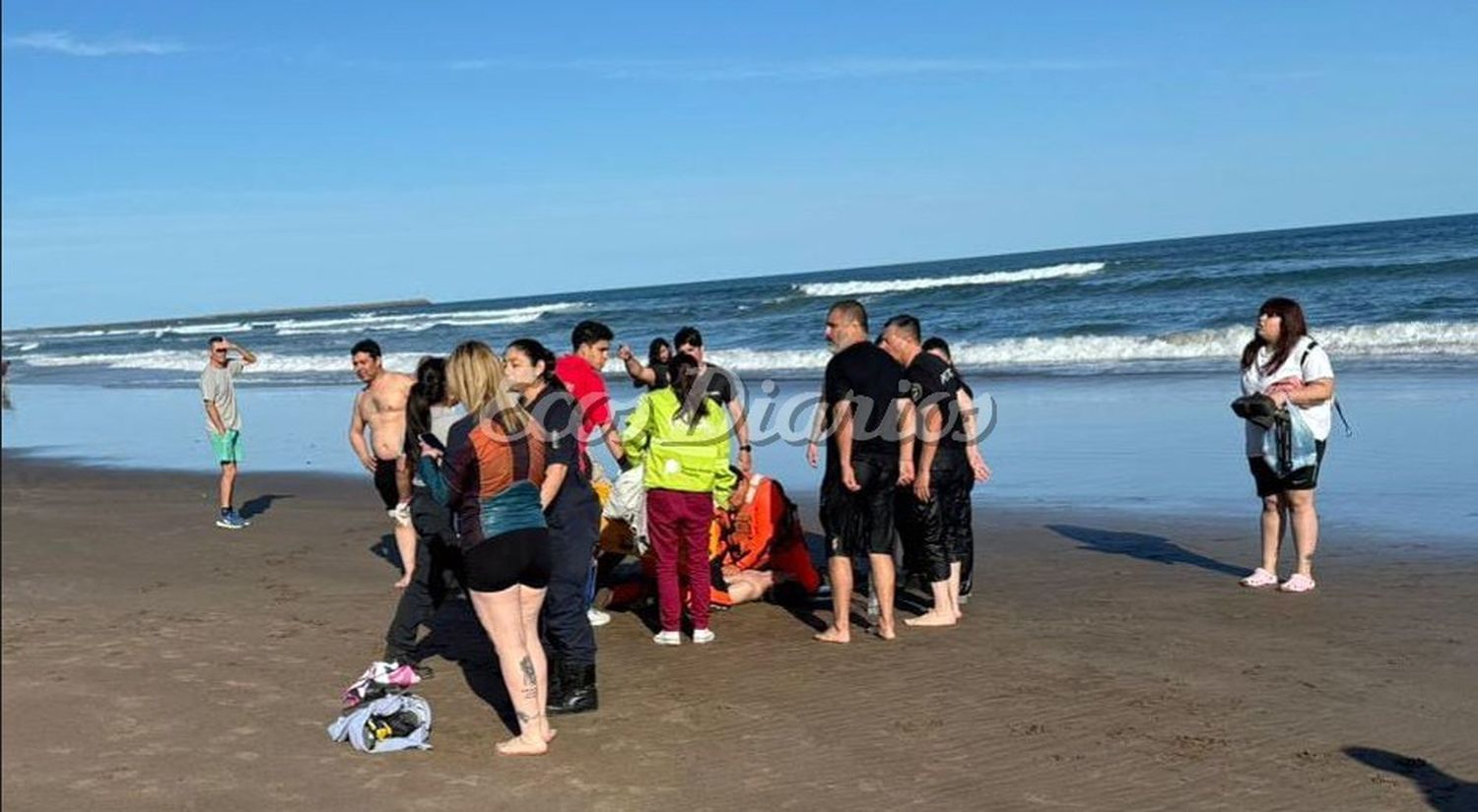Labor de reanimación. Realizaron ayer a la tarde a uno de los hombres rescatados del mar