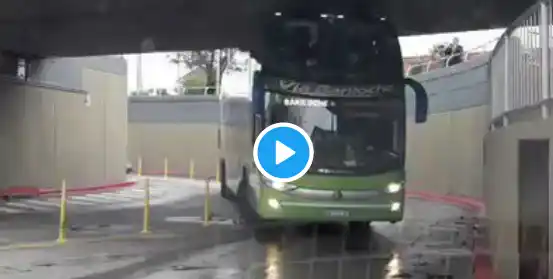 Quilmes: Denuncian "intencionalidad" en video de colectivo que se trabó en nuevo bajo nivel de Ezpeleta