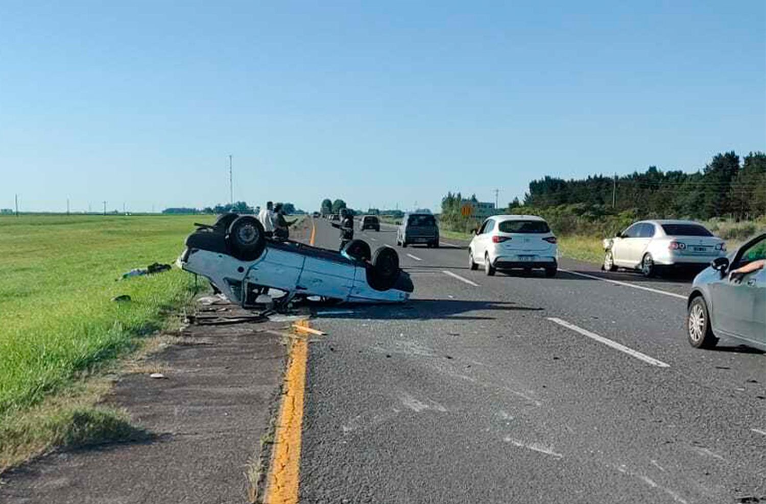 Choque y vuelco de dos vehículos que viajaban a Mar del Plata