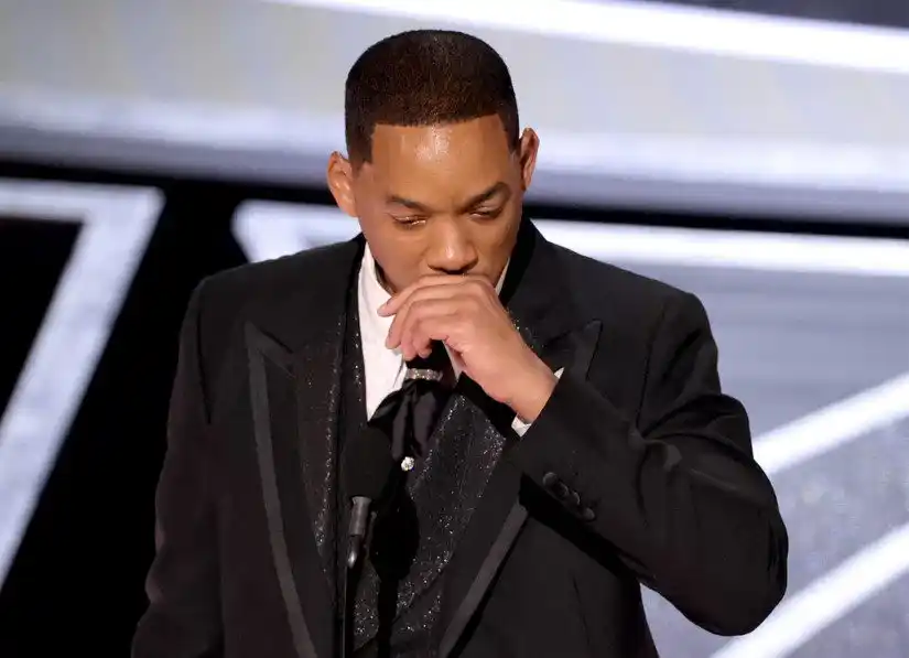 Will Smith reaparece sonriente en público