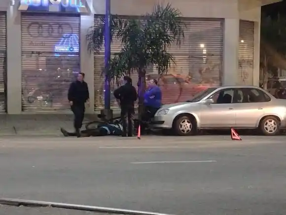 Ciclista fue trasladado al hospital tras se embestido por un auto en Luro y Funes