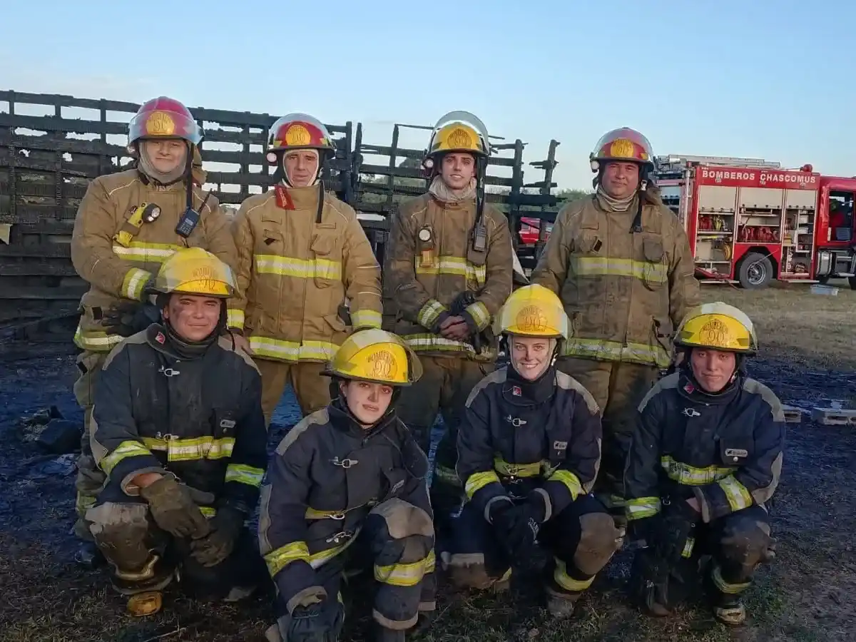 Aspirantes a bomberos voluntarios de Chascomús realizaron prácticas intensivas de fuego en Ruta 58