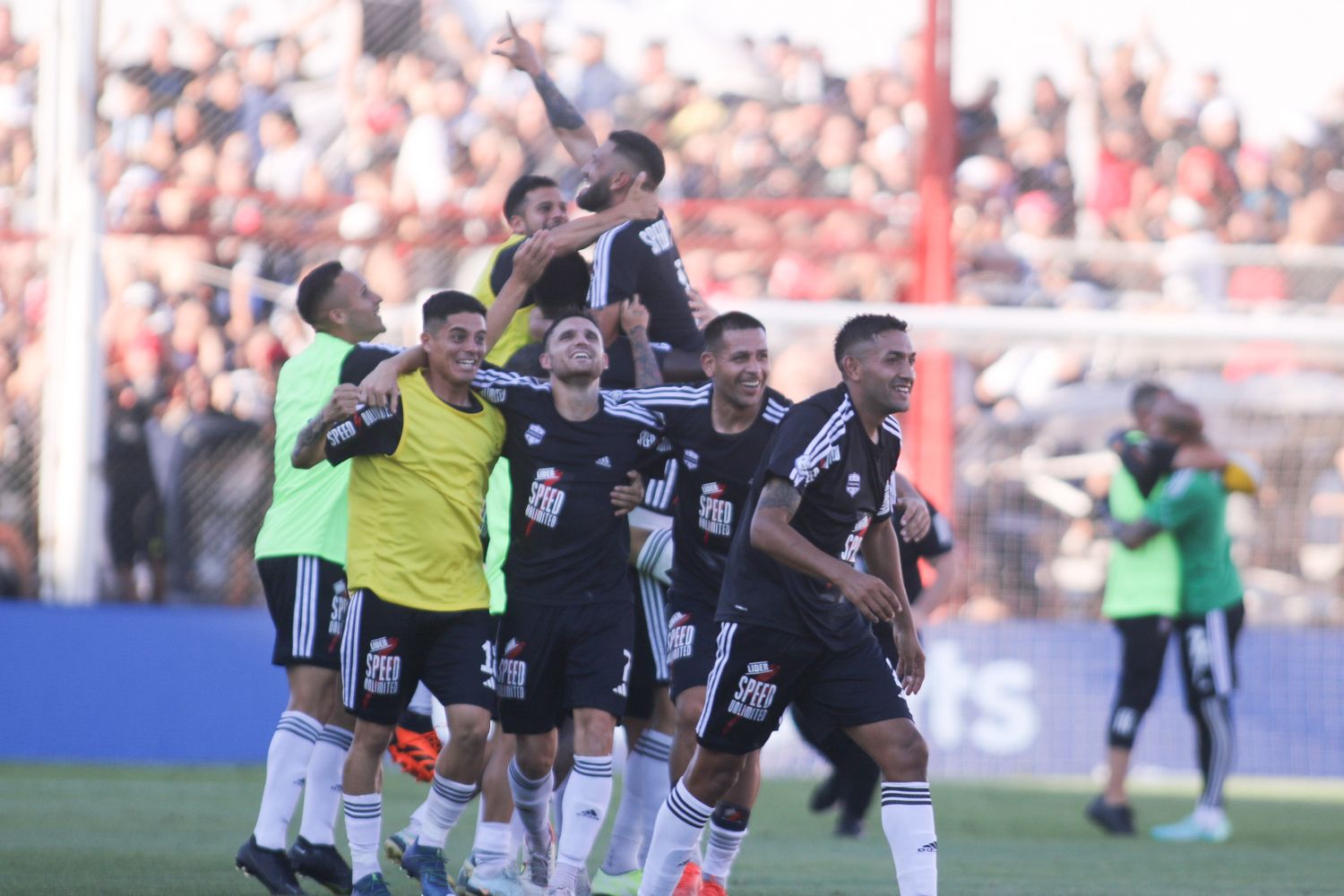 El festejo de Riestra tras su histórico ascenso a Primera.