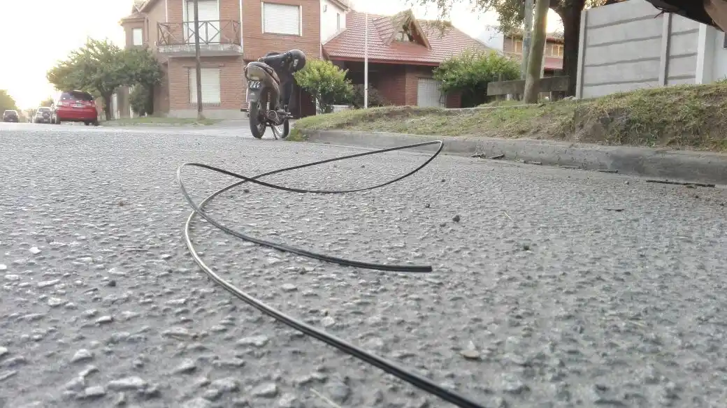 Un cable tirado hace días provocó un accidente en Venezuela y Canadá