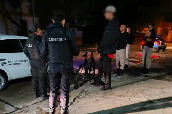 Paseando en la madrugada: trasladaron a comisaría a un joven sospechoso
