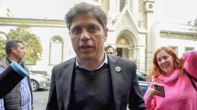 El gobernador bonaerense, Axel Kicillof, al llegar a la Casa de la provincia de Buenos Aires