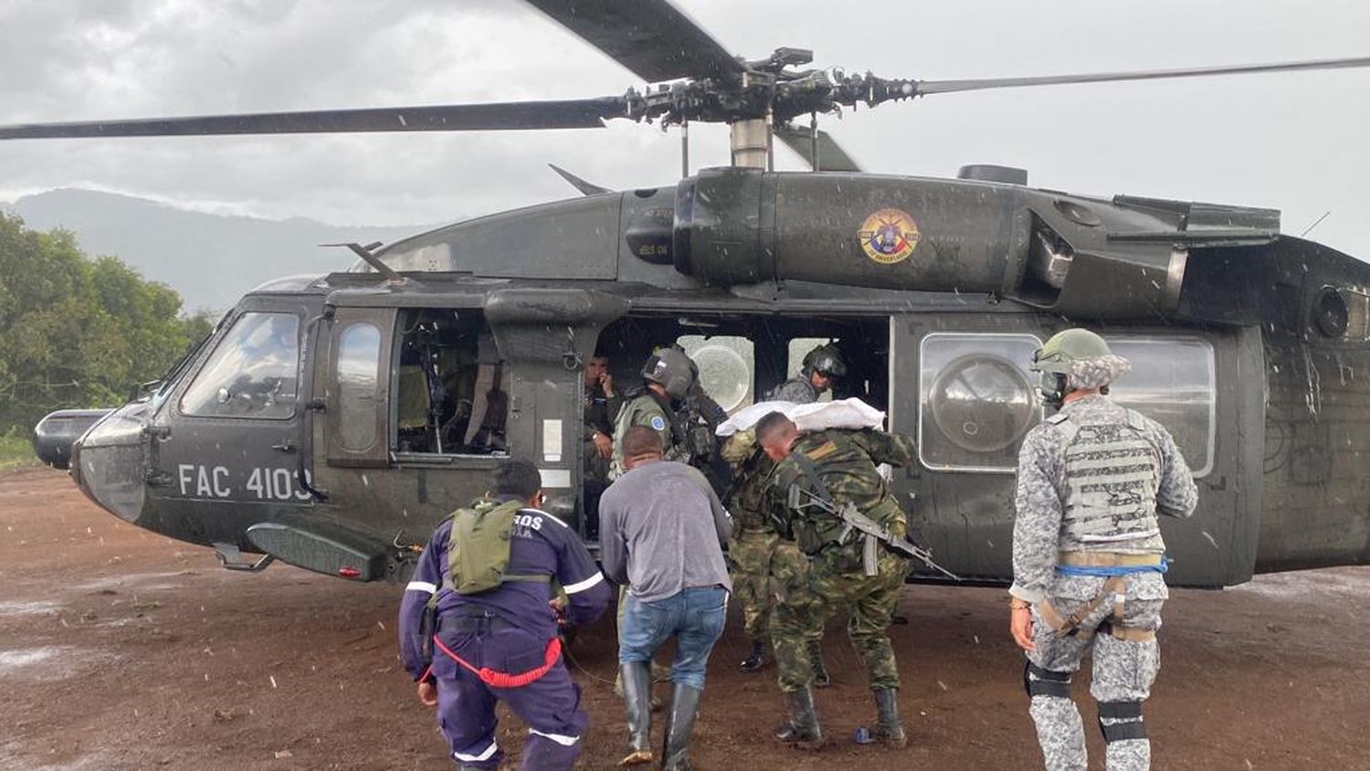 94 personas rescatadas por un UH-60 Black Hawk de la Fuerza Aérea Colombiana