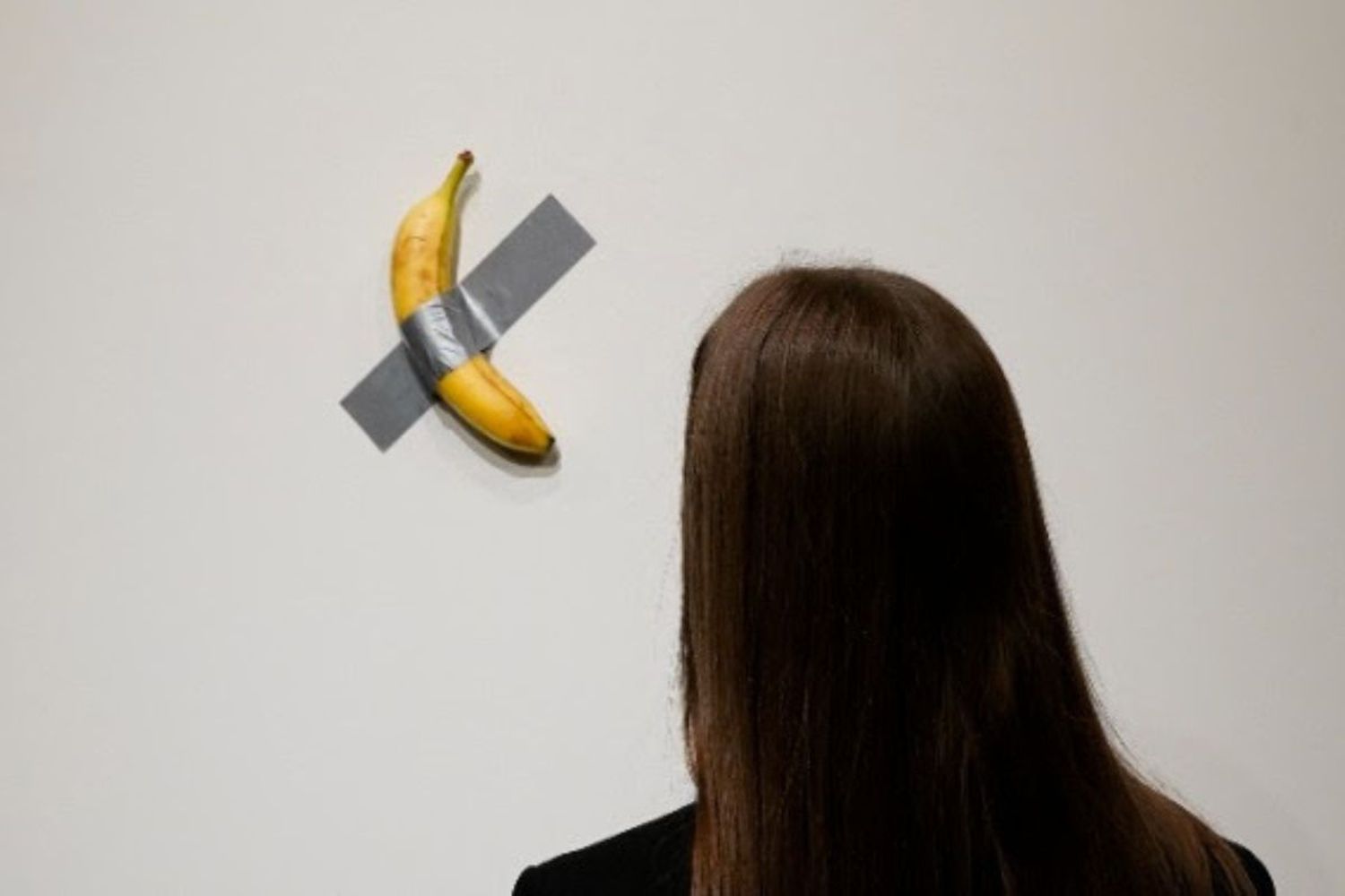 En un giro inesperado, el comprador de la banana de Cattelan planea comerse la obra de arte