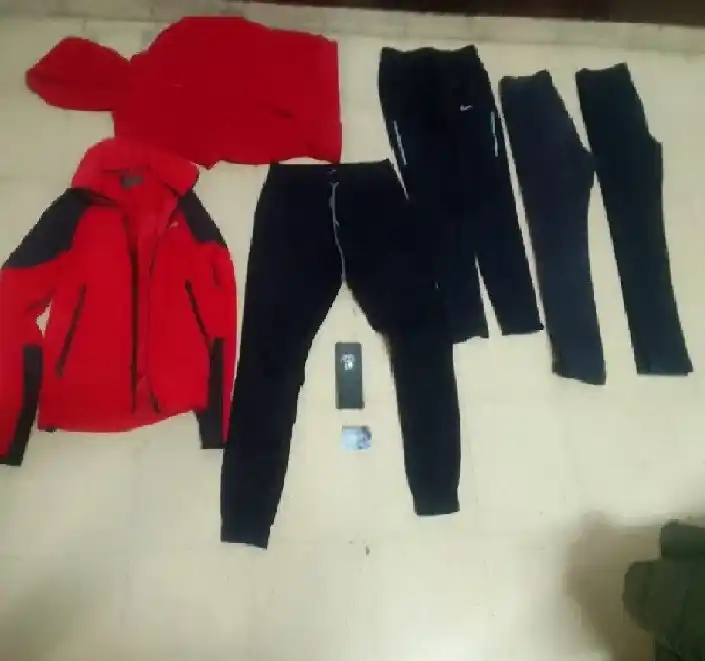 En el domicilio allanado en la ciudad se dio con indumentaria, un celular, y una tarjeta de débito.