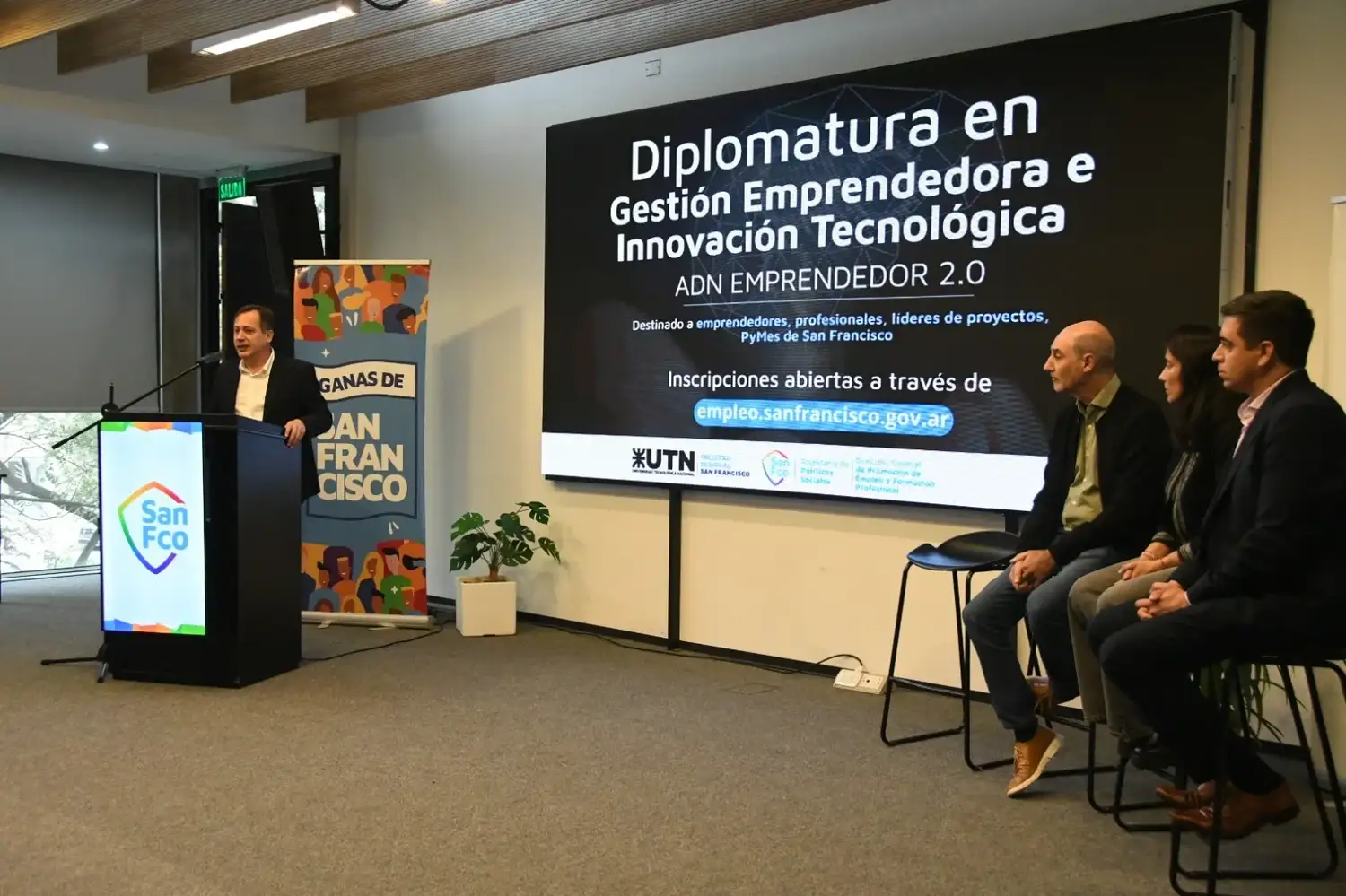La diplomatura presentada busca impulsar emprendedores y PyMEs.