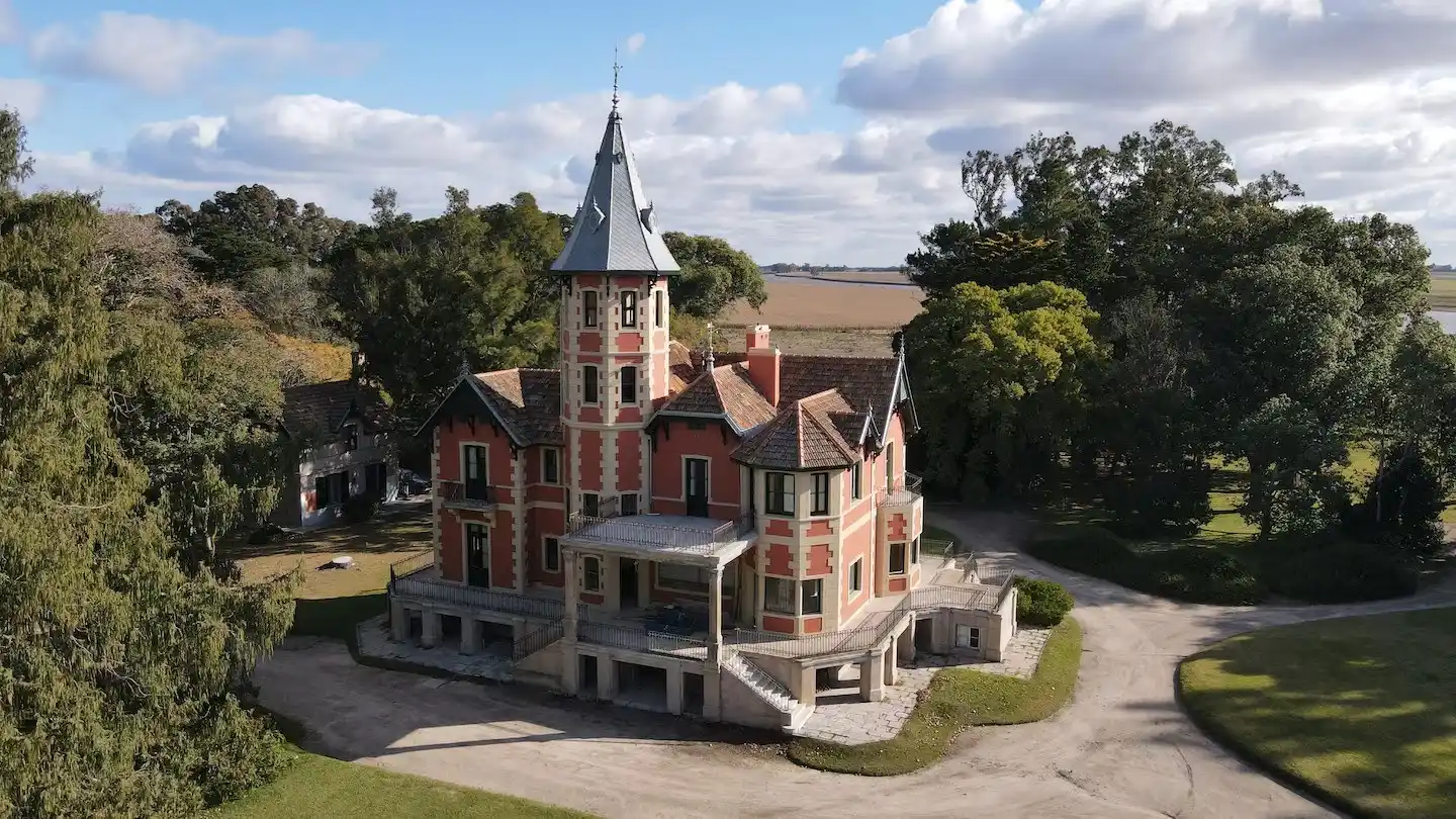 La trágica historia detrás del Castillo Villa La Raquel en Castelli