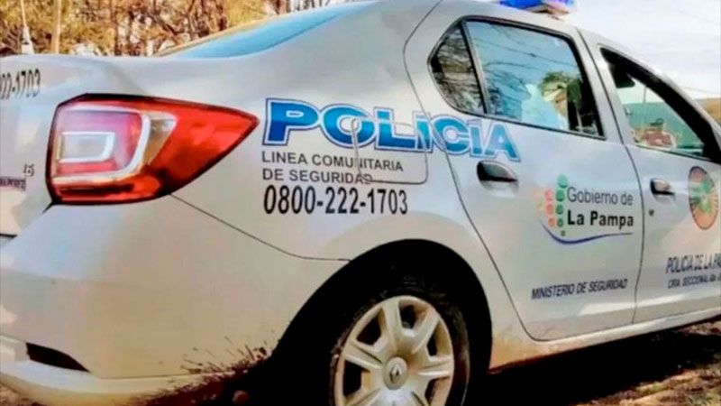 Su novio le mintió y lo abandonó desnudo en la ruta para “darle una lección”